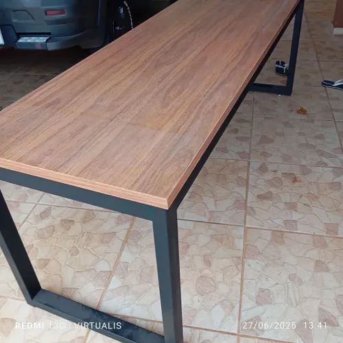 Mesa de escritório com design industrial