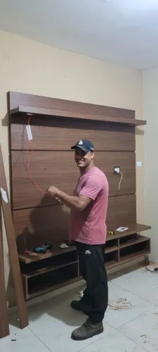 Montador de móveis e reparos em armários.