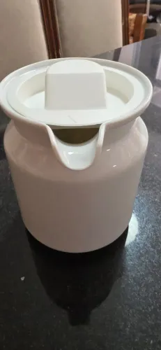 Leiteira em Porcelana Branca com tampa  