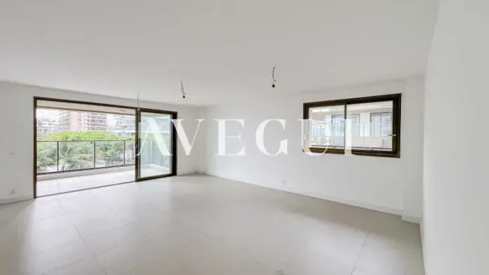 Apartamento com varanda na Barra da Tijuca, 166m², 4 quatros, 3 Suítes sendo 1 canadense,