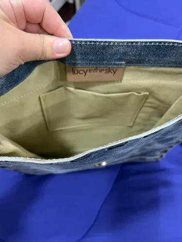 Bolsa estilo carteiro Lucy in the Sky cor azul 