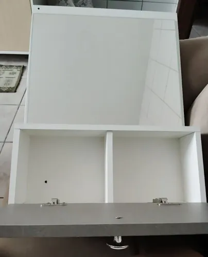 Vendo espelheira basculante com nichos internos (MDF)