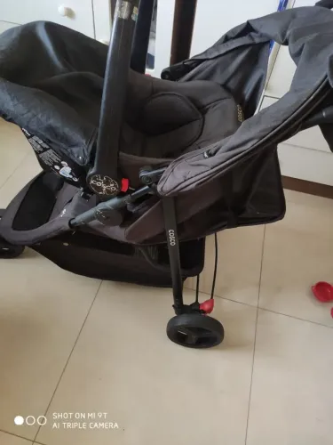 Carrinho de bebê com bebê conforto usado em ótimo estado