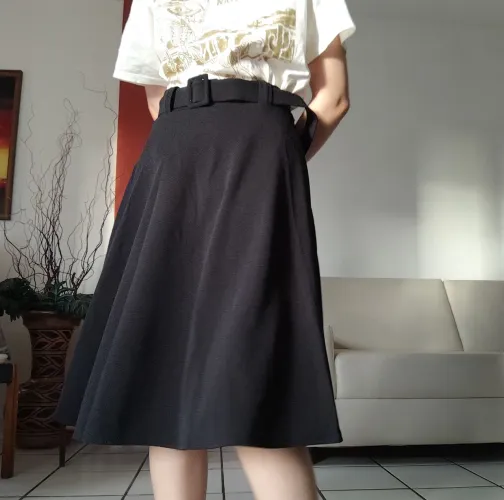 Saia midi preta com cinto