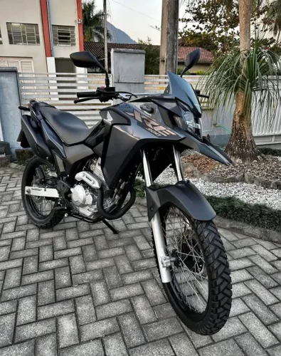 XRE 300 2023