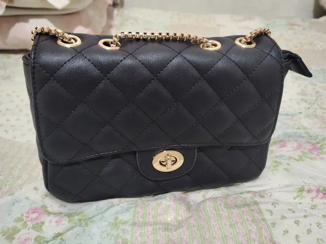 Bolsa de Ombro Clássica com Detalhes em Corrente Dourada