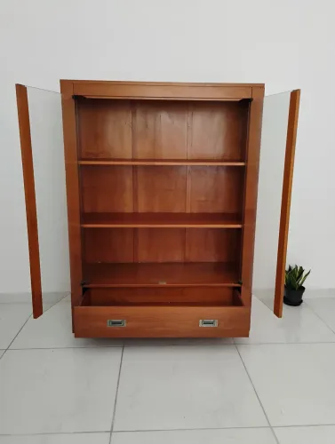 Cristaleira Tokstock em madeira com duas portas de vidro e uma gaveta impecável-140x105x40