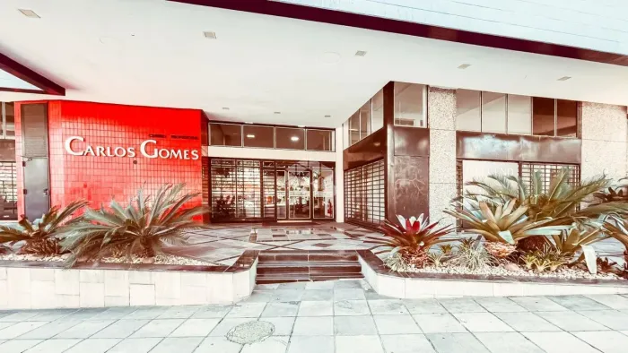 Ótima sala comercia Carlos Gomes, muito ampla, com 84m2, vaga de garagem em prédio profiss