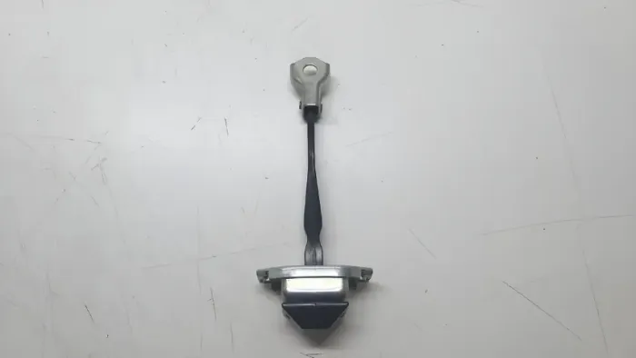 Limitador Porta Diant Dir Nissan Versa 2014 15 16 17 18 2019 (Usado)