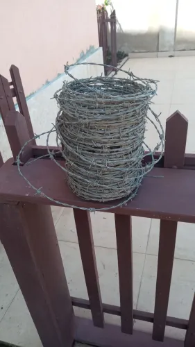 Rolo de arame farpado.