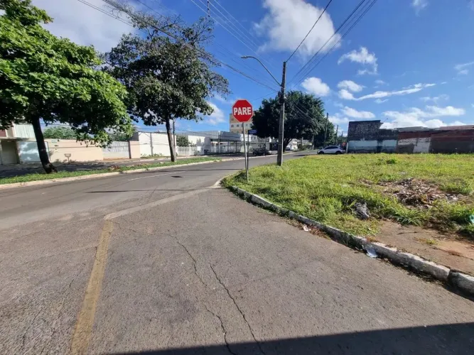 Lote comercial de esquina com 2 frentes na Avenida Independência