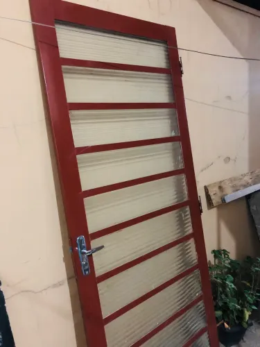 Porta de ferro com vidros.