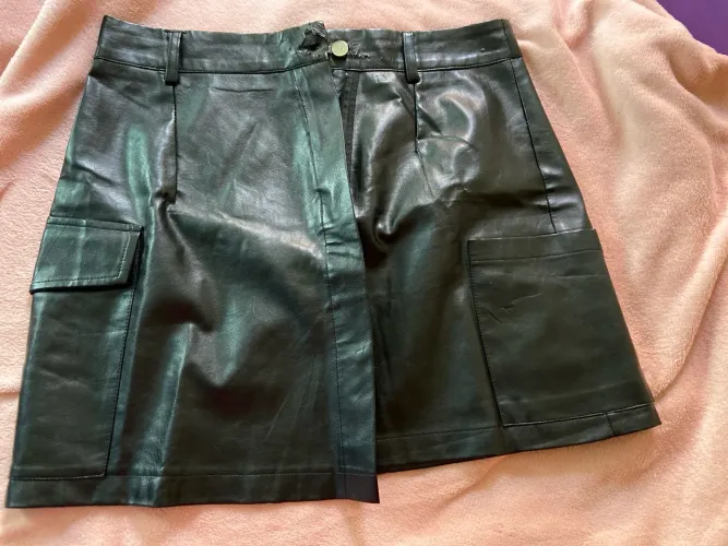 Saia de couro preta com bolsos laterais