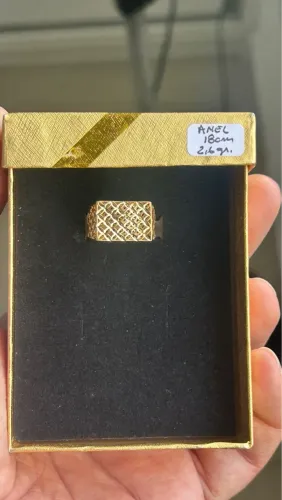 Anel de ouro 18k com design diferenciado