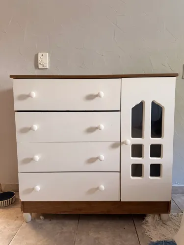 Cômoda com sapateira e 4 gavetas