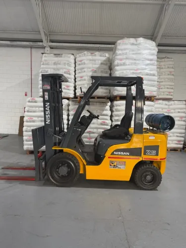 EMPILHADEIRA NISSAN 2,5 tons P1F2