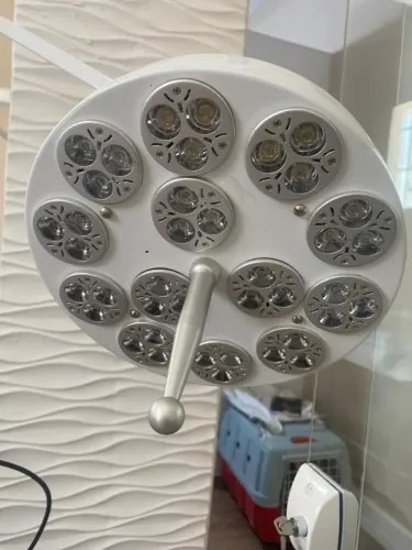 Foco Cirúrgico LED com Pedestal Móvel - Manopla Esterilizável