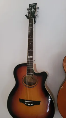 Vendo violão tagima um dos mas top, ótimo para profissionais.