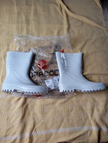 Vende se bota de PVC cano medio