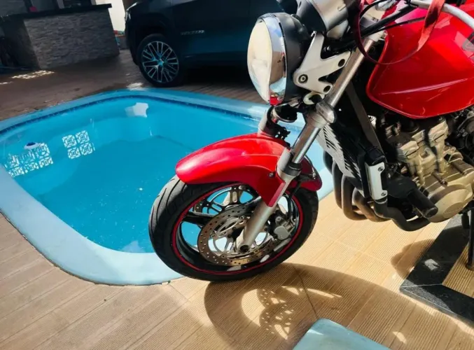 Moto Hornet