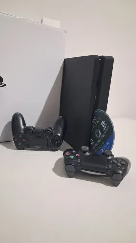 PS4 2 Controles + 1 Jogo e Caixa