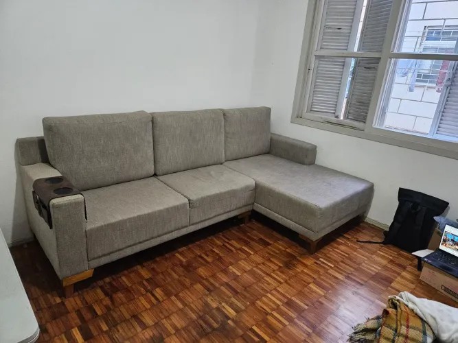 Sofá 4 Lugares Belgrado com Chaise Direito Linho Cinza 250 cm