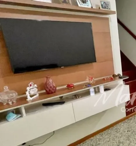 Painel de tv muito conservado.