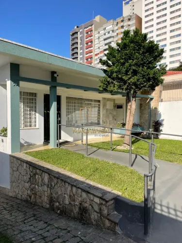 Casa comercial bem localizada no bairro das Mercês.