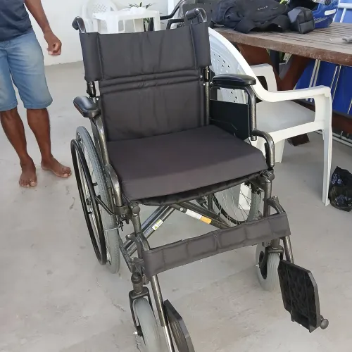 CADEIRA DE RODAS PRATICAMENTE NOVA USADA POUQUÍSSIMAS VEZES
