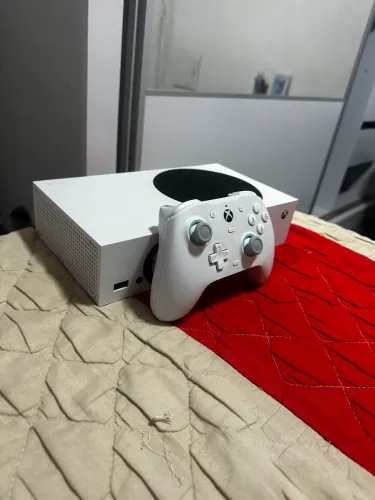 Xbox series S com gamer sir