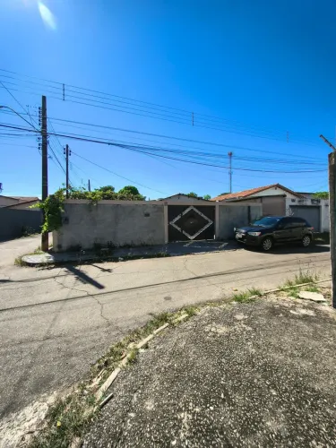 Casa de esquina, lote com 306 metros quadrados, Vila Alvorada - Goiânia - GO