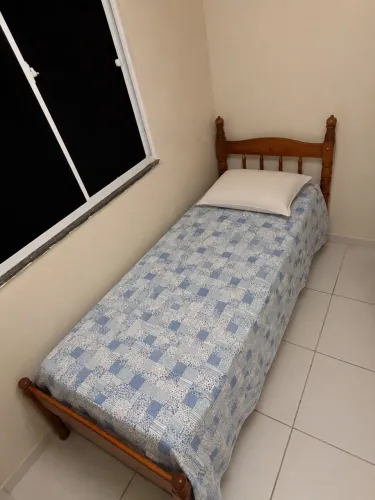 Cama de madeira maciça