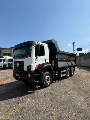 Vw 31320 2024 caçamba basculante baixo km 6x4