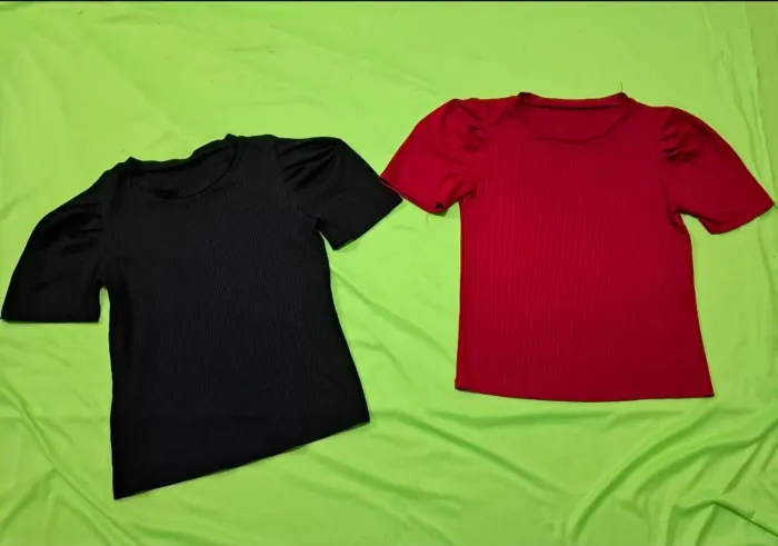 2 Blusas Canelada Manga Bufante Feminina - Tam M, uma vermelha e uma preta.