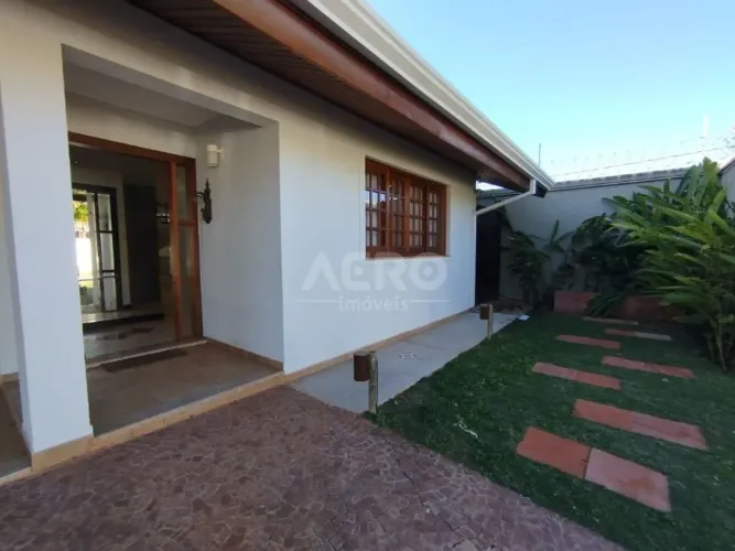 Linda casa em Condomínio Fechado