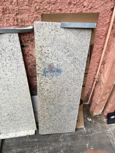 Pedras de granito e bancada mármore