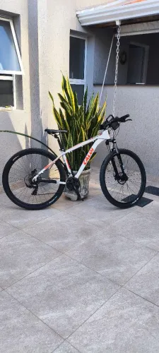 Caloi Explorer 10 câmbio Shimano + amortecedor 