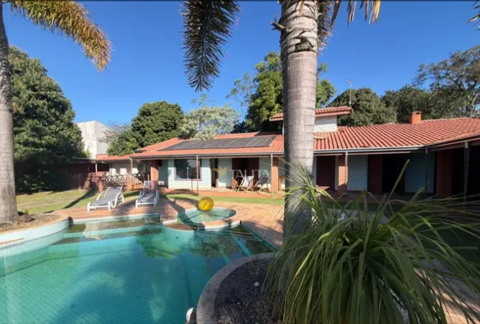 Casa de excelente padrão em condomínio fechado