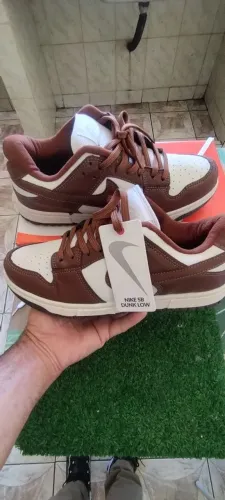 Tênis Nike dunk low Tam 40 branco e marrom 