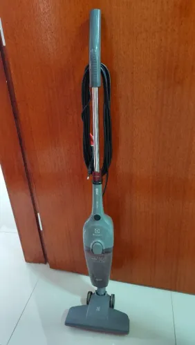 Aspirador vertical 2 em 1 Electrolux PowerSpeed Ultra<br><br>R$ 100