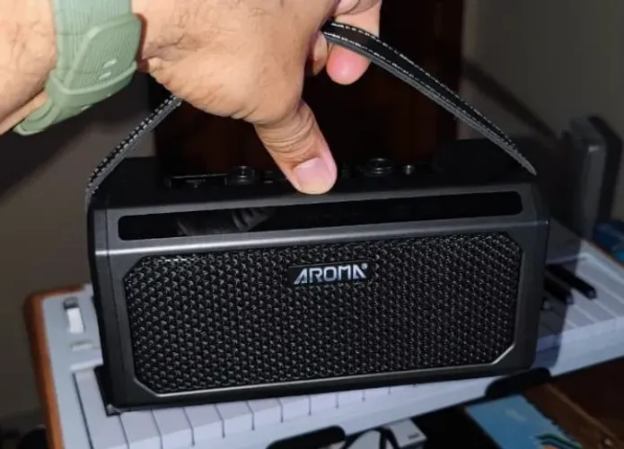 Amplificador Portátil Aroma TG-08 10W c/ Efeitos e Bluetooth (estado de novo)