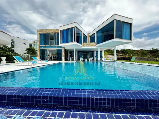 Casa com 03 suítes e lazer privativo, com vista para o mar