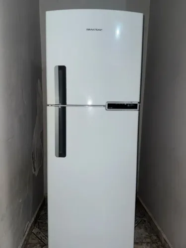 Vendo essa geladeira. Nova! Grande. Sem detalhes.