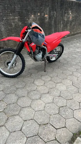 Vende se crf 250 f , moto é usada porém zera! Toda original poucas trilhas feitas