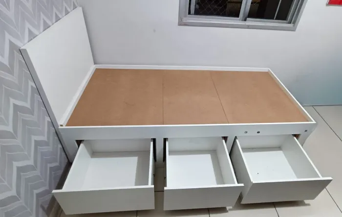 Cama solteiro MDF com 3 gavetas.