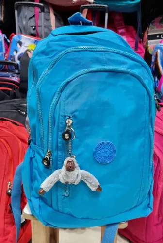 Mochila Kipling azul com o icónico porta-chaves de macaco