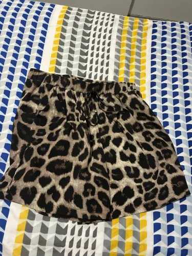 Short de onça com elástico na cintura