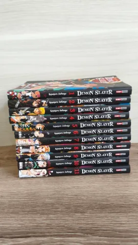 Mangás Demon Slayer (Kimetsu no Yaiba) Vol. 1 ao 11 + Vol. 20 Edição Especial de BRINDE<br>