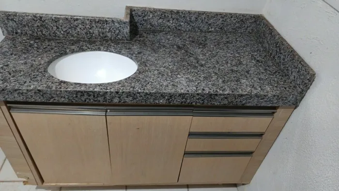 Vendo armário de banheiro com pedra de granito