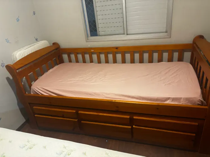 Cama de solteiro madeira maciça com cama auxiliar e com 2 colchões